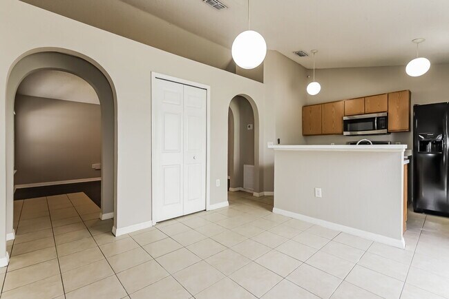 10555 Opus Dr, Riverview, FL 33579 - photo 5