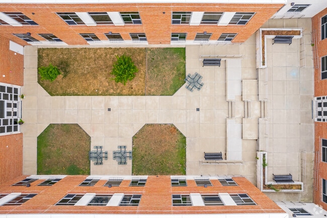 High Point Elementary School offers an outdoor courtyard for students to enjoy.