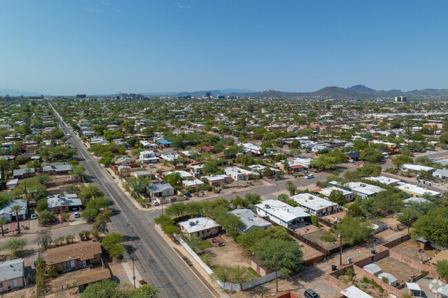 Mountain First Avenue is 10 minutes from downtown Tucson.