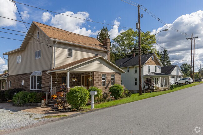 Davidsville's residents have more yard space since there are no sidewalks.