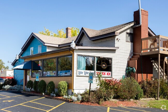 Las Tres Islas Marias brings fresh Mexican-style seafood to Long Lake's culinary scene.