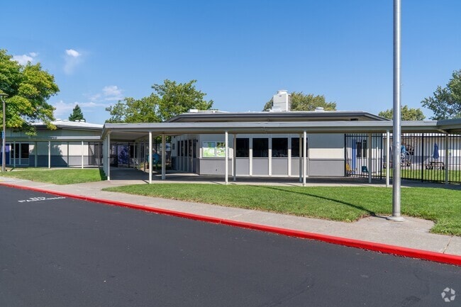 Welcome to La Tercera Elementary School.