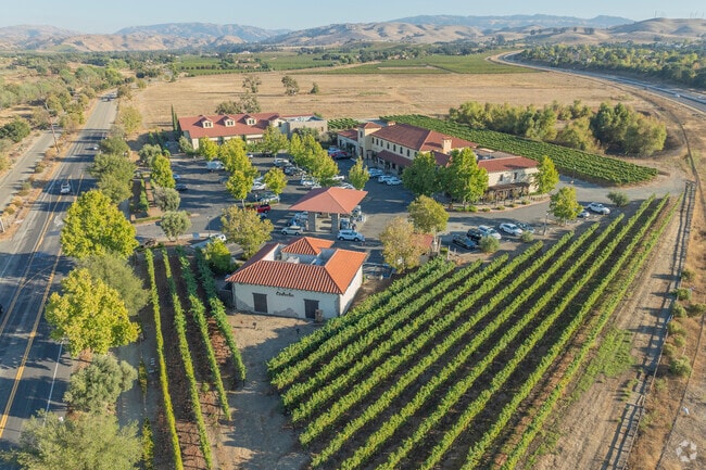 Piazza Rubino has a couple of restaurants and stores near The Oaks neighborhood in Livermore.