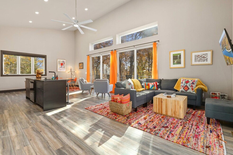 85 E Center Rd unit ID1221900P, Eureka Springs, AR 72631 - photo 1