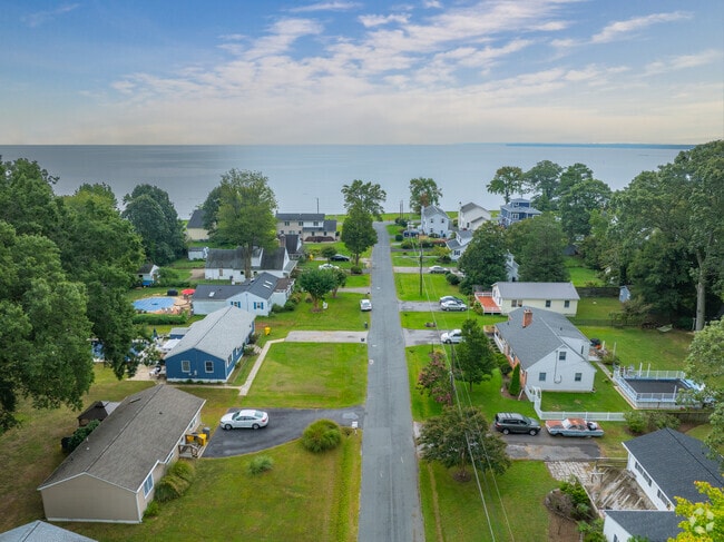 Settle into serenity, then set sail—Deale’s quiet streets are just steps from the water.