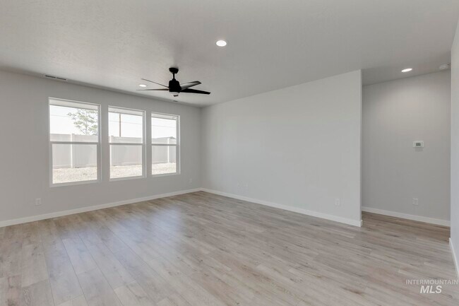 1725 Webb Brook St, Middleton, ID 83644 - photo 4