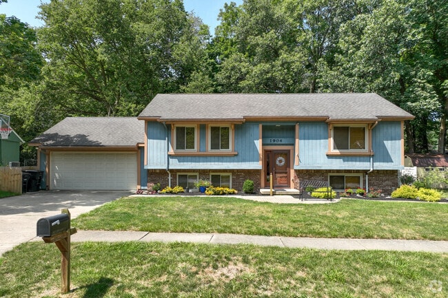 Split level homes painted in unique colors can be found scattered throughout Vinton Highlands.