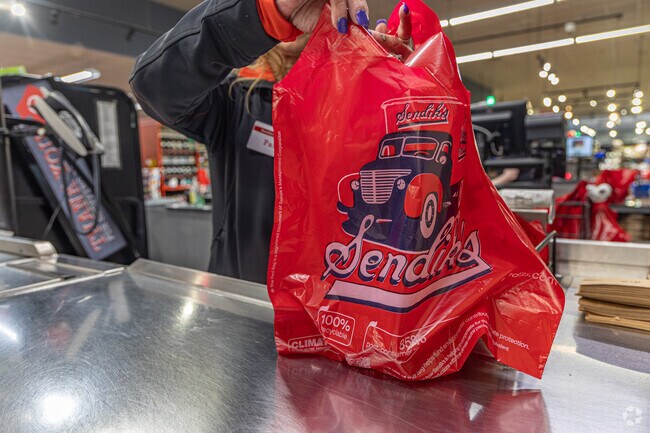 You will find a Sendiks only 5 minutes from Alcott Park.