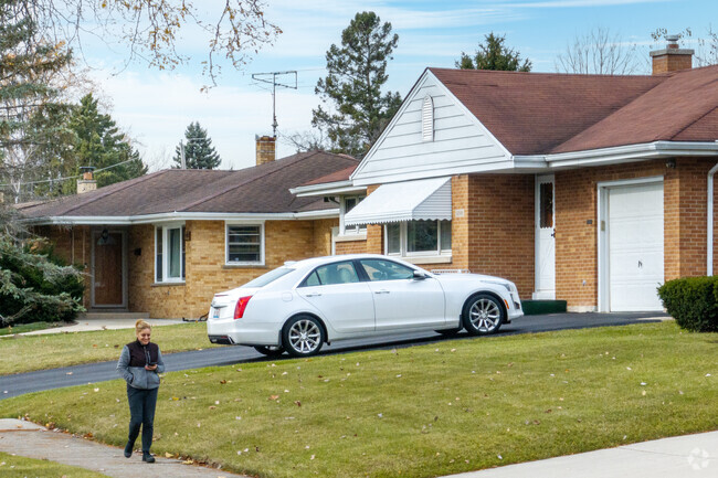 Norshore Park is very walkable with quick access to the greater Waukegan area.