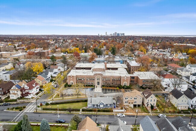 Edward Williams School in Mount Vernon offers convenient access for students to get picked up.