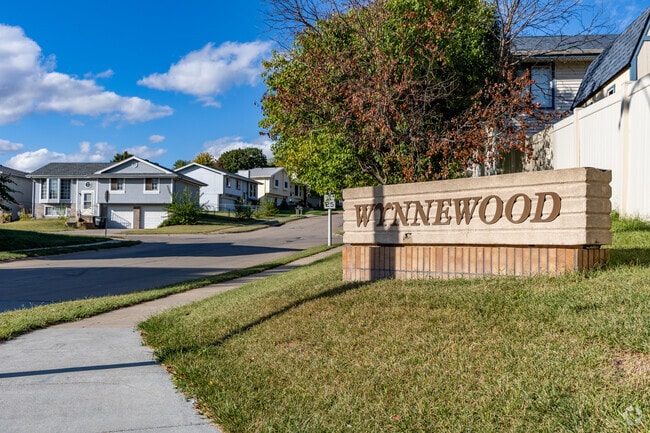 Wynnewood forms the slightly older southern section of Wynnewood/Brookfield, featuring mid-century ranch homes built primarily in the late 1970s and early 1980s.