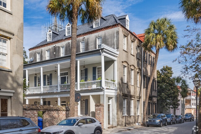 Find elegant Georgian style homes with striking detail in the French Quarter in Charleston.