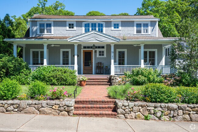Bungalow-style homes can be found throughout Vineyard Haven.