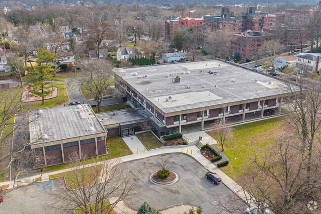 Find the Traphagen School at 72 Lexington Ave, Mt Vernon, NY 10552.