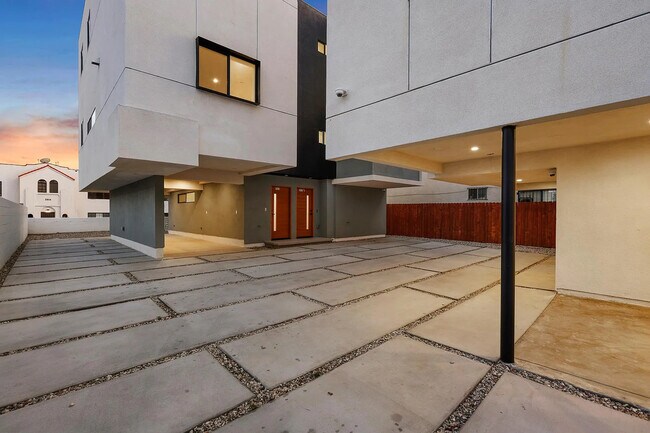 3820 1/2 Montclair St, Los Angeles, CA 90018 - photo 3