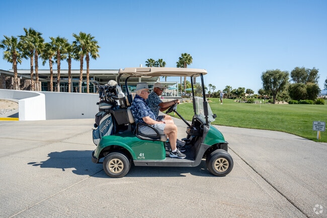 Just outside of the Sunrise Rafael neighborhood, Escena Golf Club
caters to golfers a like.