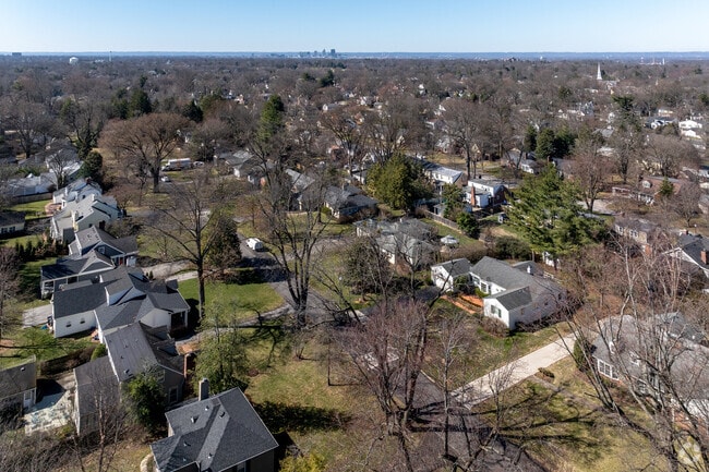 Walking along these canopied streets, it’s easy to see why Druid Hills is slo loved.
