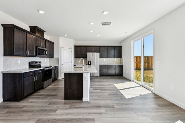 2355 Emma Dr unit 37076073, Manteca, CA 95337 - photo 7