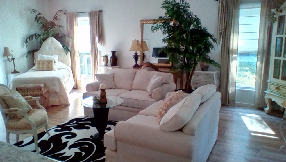 LOUNGE AREA
