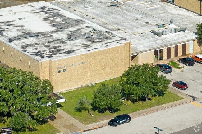Sinton High School serves students in grades 9-12.