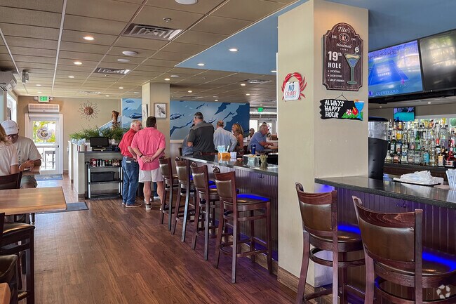 Local bars near Jonathan's Landing offer casual drinks and dining.