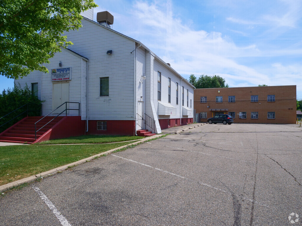 Cedar Wood Christian Academy serves children through high school in North Aurora.