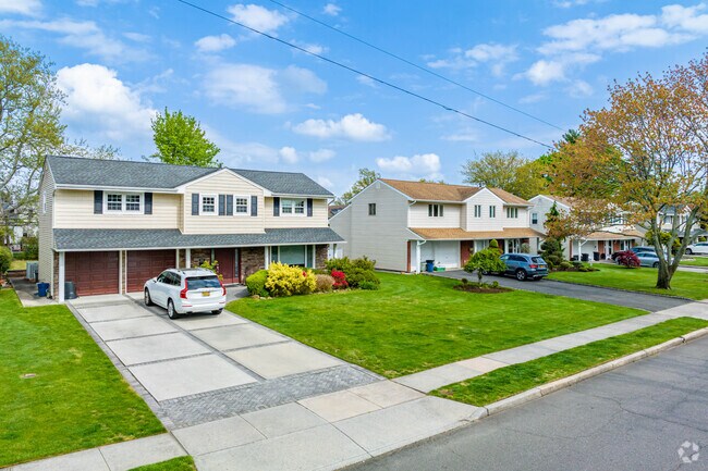 A row of well maintained colonial homes in Manhasset Hills.