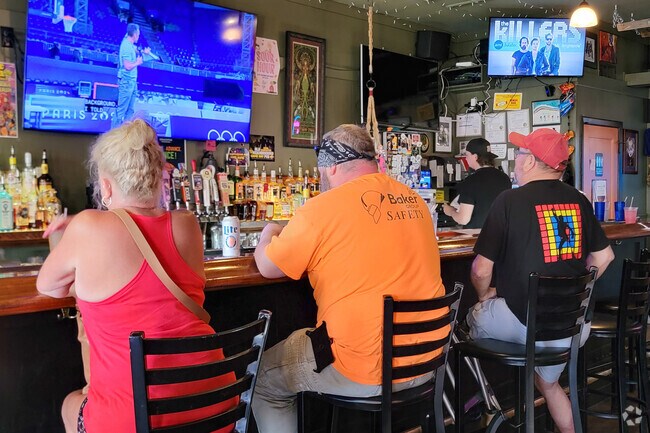Locals of Mound View tend to head to The Neighborhood Pub, where you can grab a burger and beer.