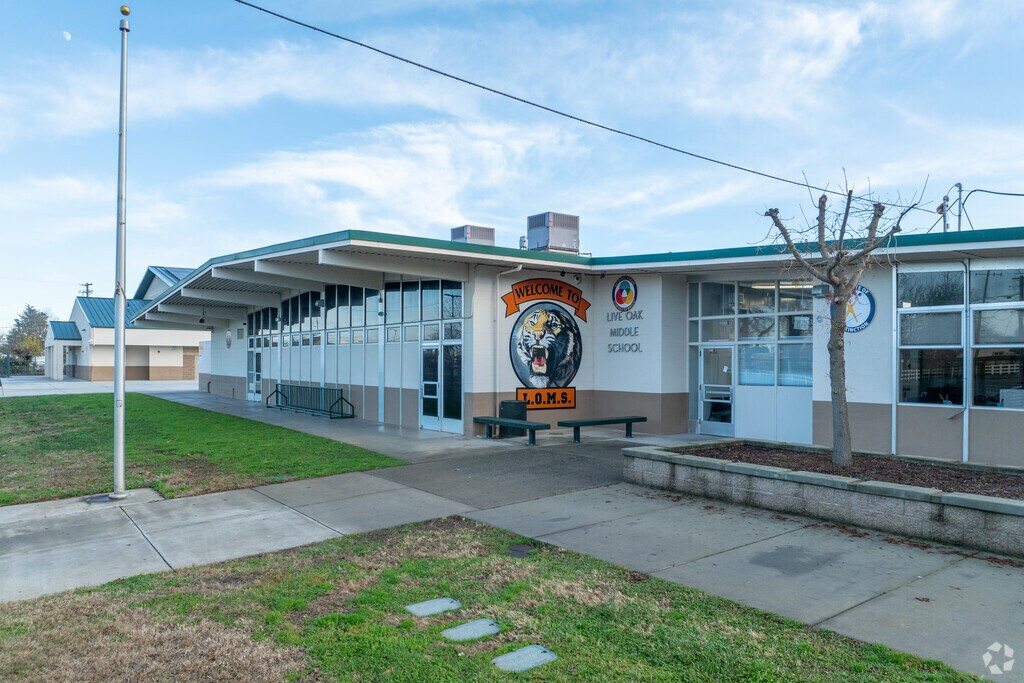 Live Oak Middle School has excellent staff and teachers.