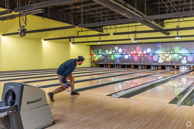 Chums Corner people flock to Incredible Mo’s for bowling and drinks.