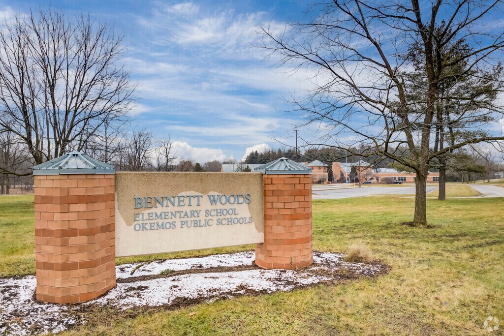 Bennett Woods Elementary School, Signage