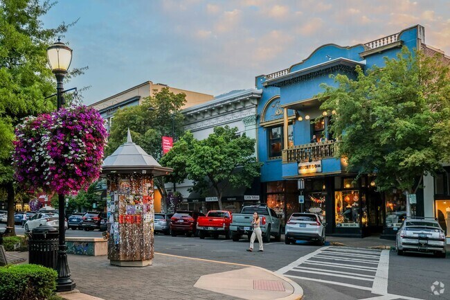 Sunsets in Lithia Park illuminate the whole plaza.