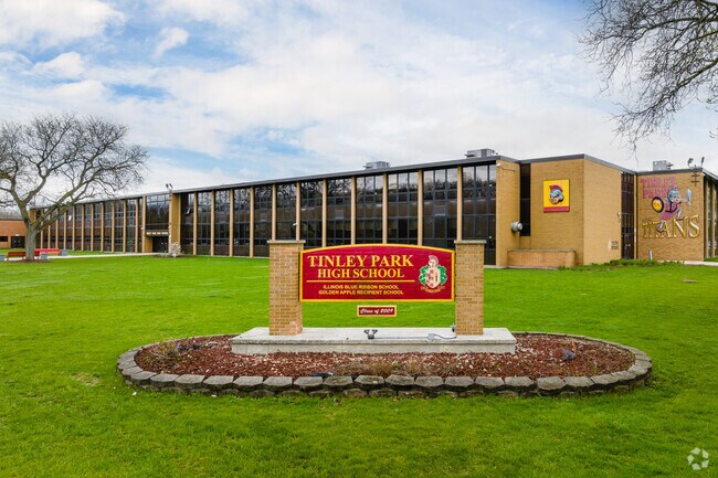 Tinley Park High School has a student-teacher ratio of 17 to 1 and B+ grade on Niche.