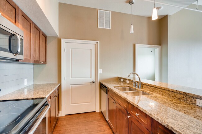 928 Travis Ave unit 302, Fort Worth, TX 76104 - photo 2
