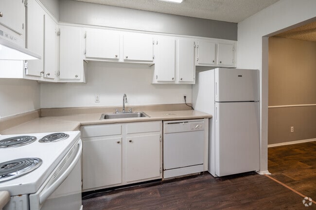 2BR, 2BA - 1,097SF - Kitchen