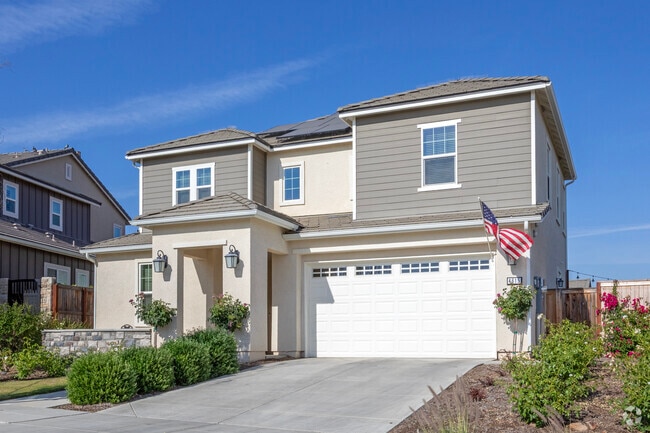 Modern Traditional homes are common throughout Tesoro Viejo.
