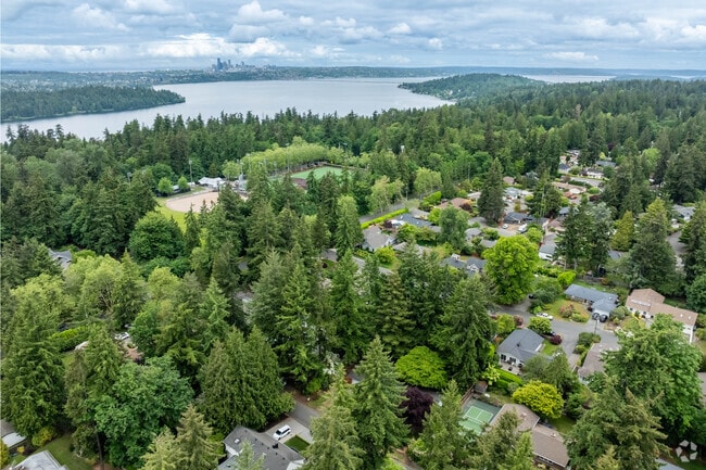 Ellis Pond sits east of downtown Seattle via I‑90.