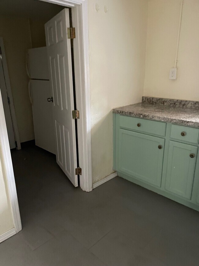 1143 S Virginia Ave unit MMI VA B, Mercedes, TX 78570 - photo 6