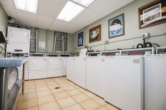 6233 N Winthrop Ave unit 302, Chicago, IL 60660 - photo 6