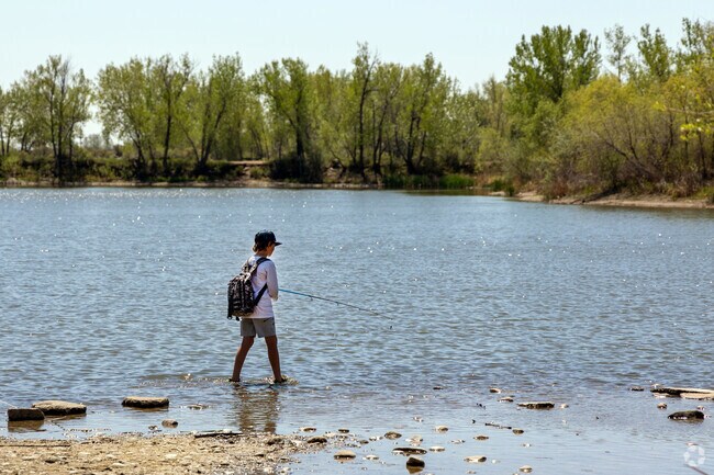 Nature lovers in Dakota Ridge can reach Arapaho Bend Natural Area for different outdoor activities.