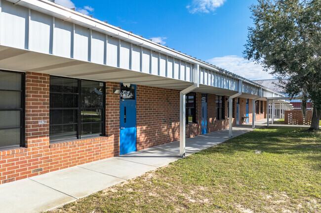Lake Alfred Polytech Academy offers a 16:1 student teacher ratio.
