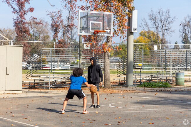 Just a short drive from Reseda, Tarzana Park offers basketball courts perfect for a casual game with friends.