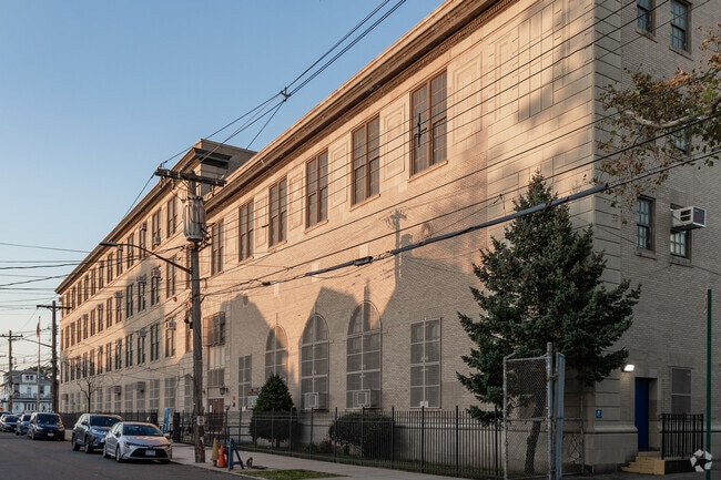PS 100 Glen Morris is a top-rated public school located in South Ozone Park.