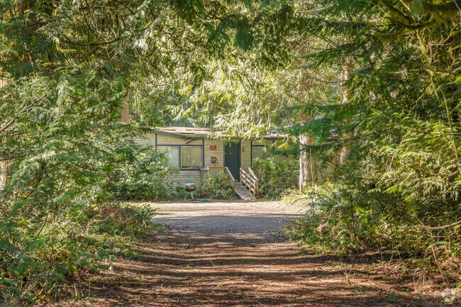 1980s and 1990s manufactured homes can be found throughout the Stillwater neighborhood.