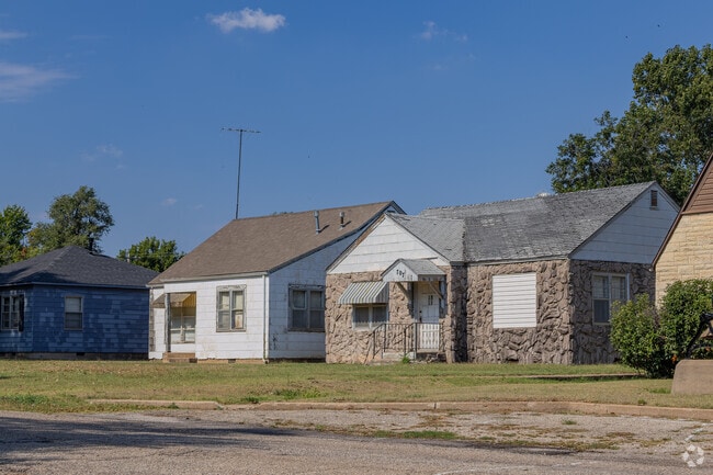 Cottages and minimal traditional-style homes are common in Perry.