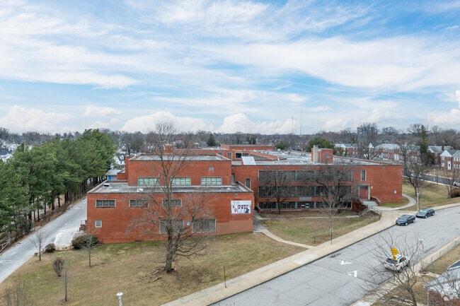 Medfield Heights Elementary School has a student-teacher ratio of 18 to 1.