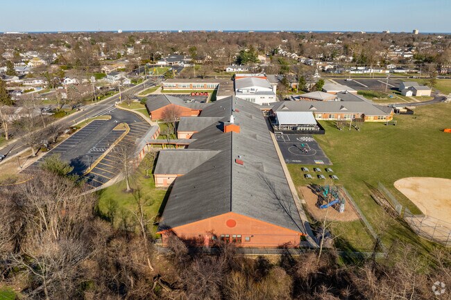 Betty McElmon Elementary School's academics receive a B+ from Niche.