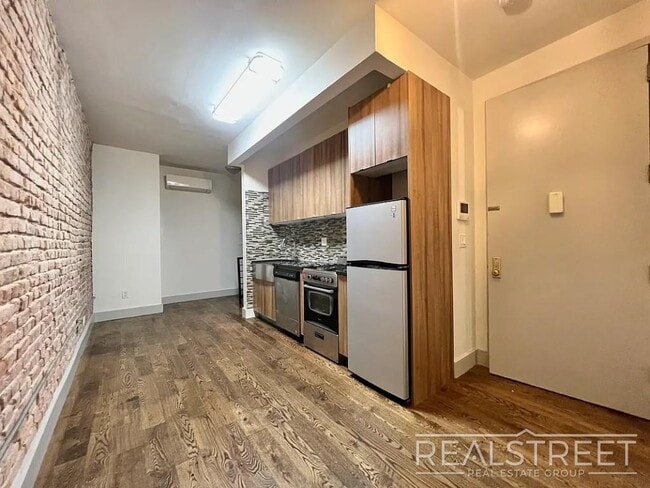 1351 Hancock St unit 2L, New York, NY 11237 - photo 2