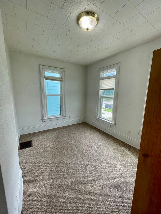 720 W Lincoln Ave, Oshkosh, WI 54901 - photo 2