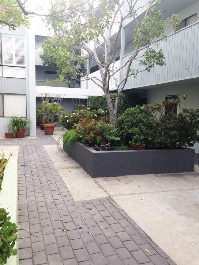 1887 Greenfield Ave Unit 105, Los Angeles, CA 90025